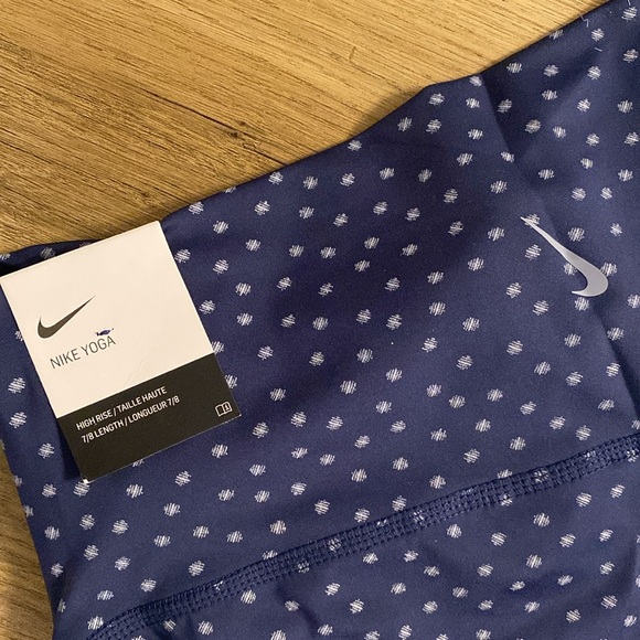 Nike Yoga Set - Picture 6 of 7